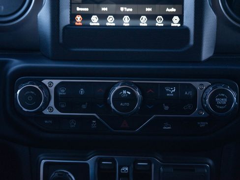 Used 2021 Jeep Gladiator Sport image 16