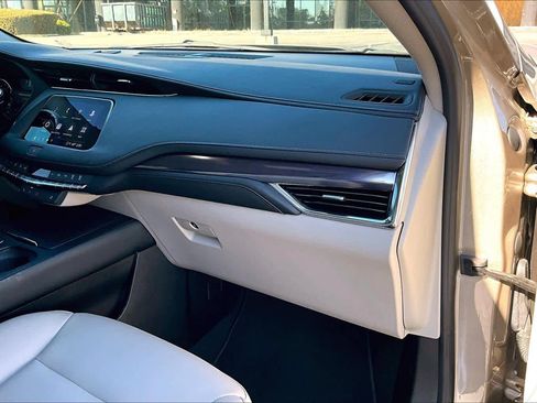 Used 2023 Cadillac XT4 Luxury w/ Cold Weather Package image 18
