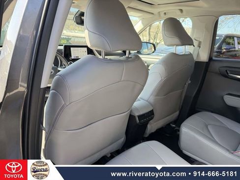 Used 2023 Toyota Highlander XLE image 16