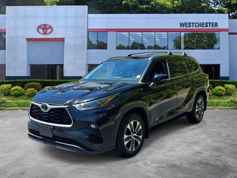 Used 2021 Toyota Highlander XLE AWD/4WD image 4