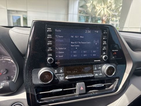 Used 2021 Toyota Highlander L image 6