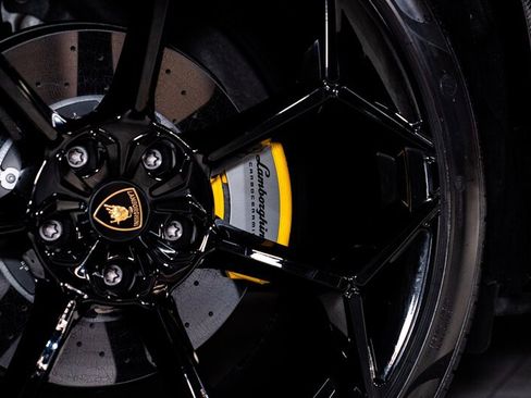 Used 2023 Lamborghini Urus Performante AWD/4WD image 25
