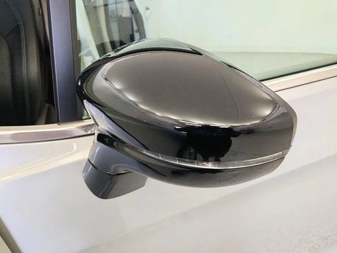 Used 2024 Chrysler Pacifica Touring-L FWD image 38