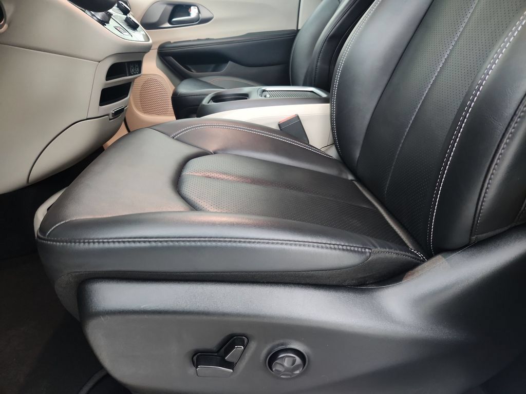 Certified 2024 Chrysler Pacifica Touring-L FWD image 22
