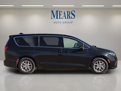 Used 2023 Chrysler Pacifica Touring-L image 6