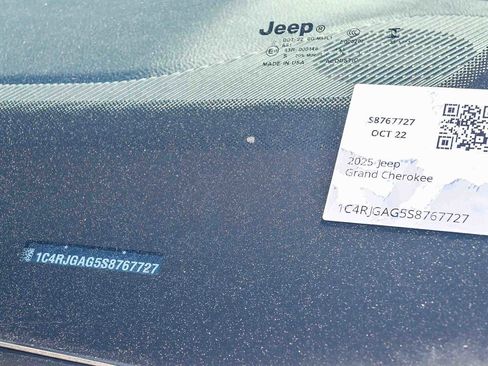 New 2025 Jeep Grand Cherokee Laredo image 38