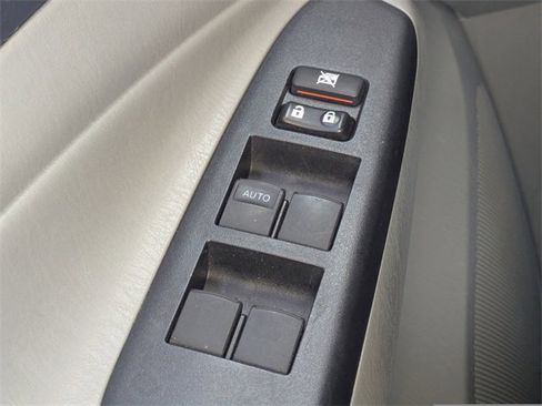 Used 2015 Toyota Tacoma PreRunner image 28