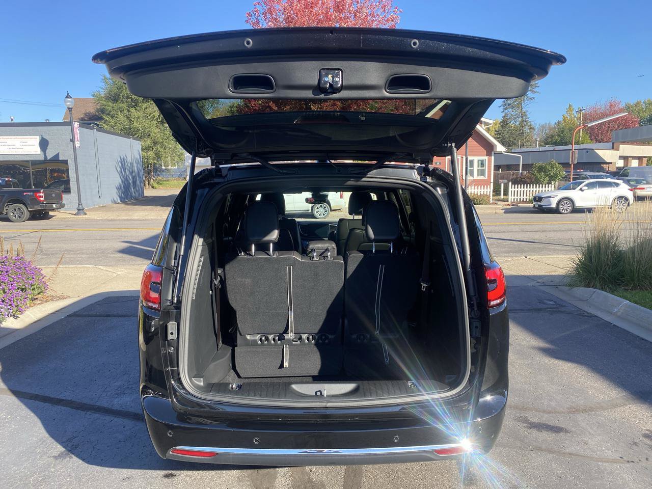 Used 2025 Chrysler Pacifica Select AWD/4WD image 5