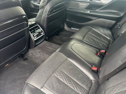 Used 2020 BMW 740i w/ M Sport Package image 10