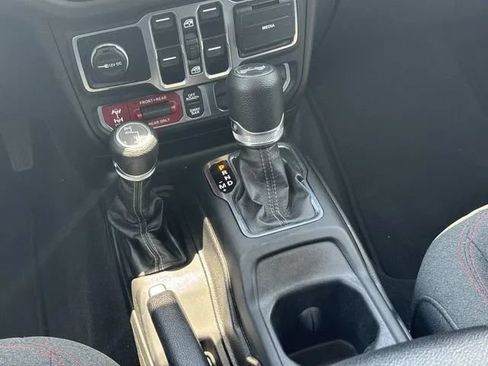 Used 2025 Jeep Wrangler Unlimited Rubicon AWD/4WD image 21