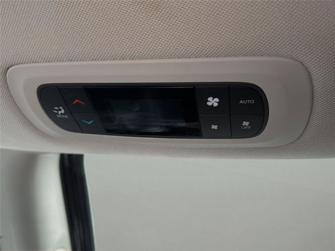 Used 2019 Chrysler Pacifica Touring-L FWD image 28