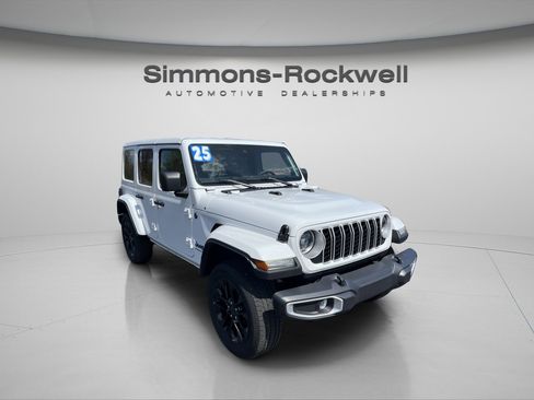 Used 2025 Jeep Wrangler Unlimited Sahara w/ Safety Group AWD/4WD image 7