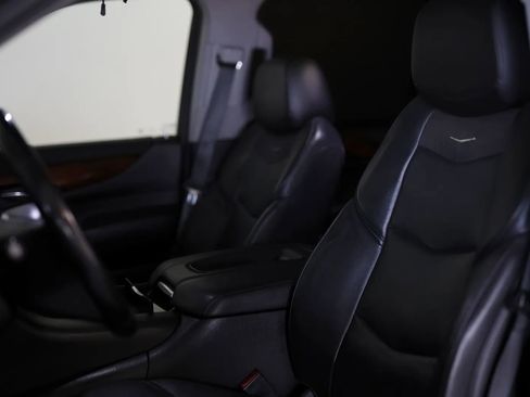 Used 2019 Cadillac Escalade ESV Luxury image 18