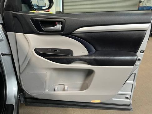 Used 2019 Toyota Highlander XLE AWD/4WD image 11