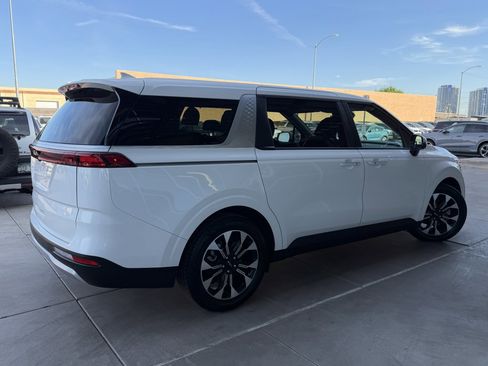 Used 2024 Kia Carnival EX image 4