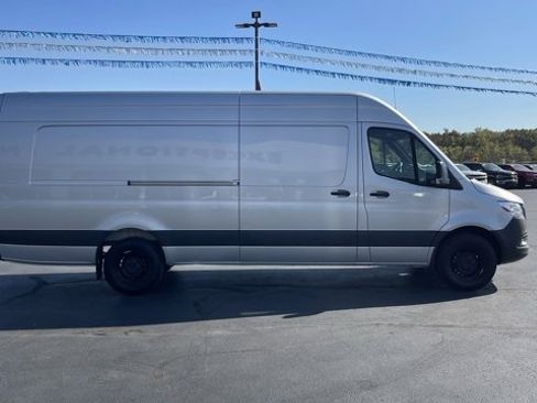 Used 2024 Mercedes-Benz Sprinter 2500 image 7