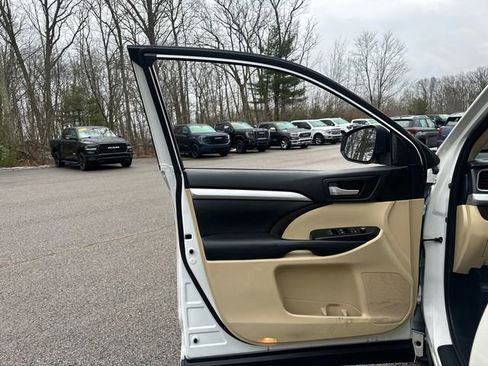 Used 2018 Toyota Highlander XLE image 15
