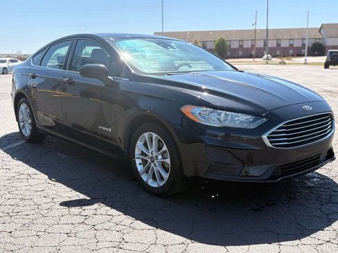Used 2019 Ford Fusion SE image 3