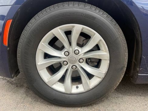 Used 2016 Chrysler 300 Limited RWD image 9