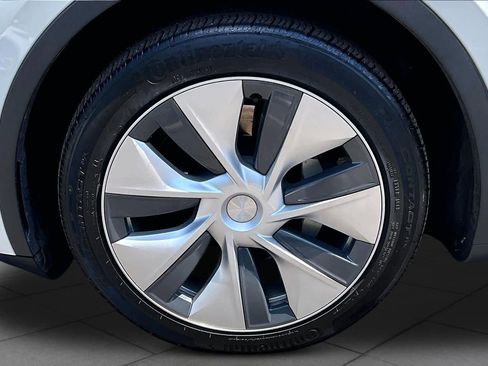 Used 2021 Tesla Model Y Long Range image 10