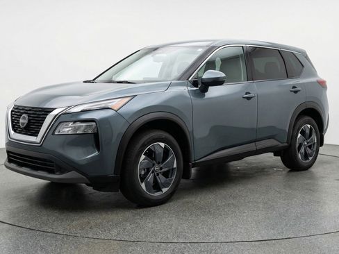 Used 2025 Nissan Rogue SV image 3