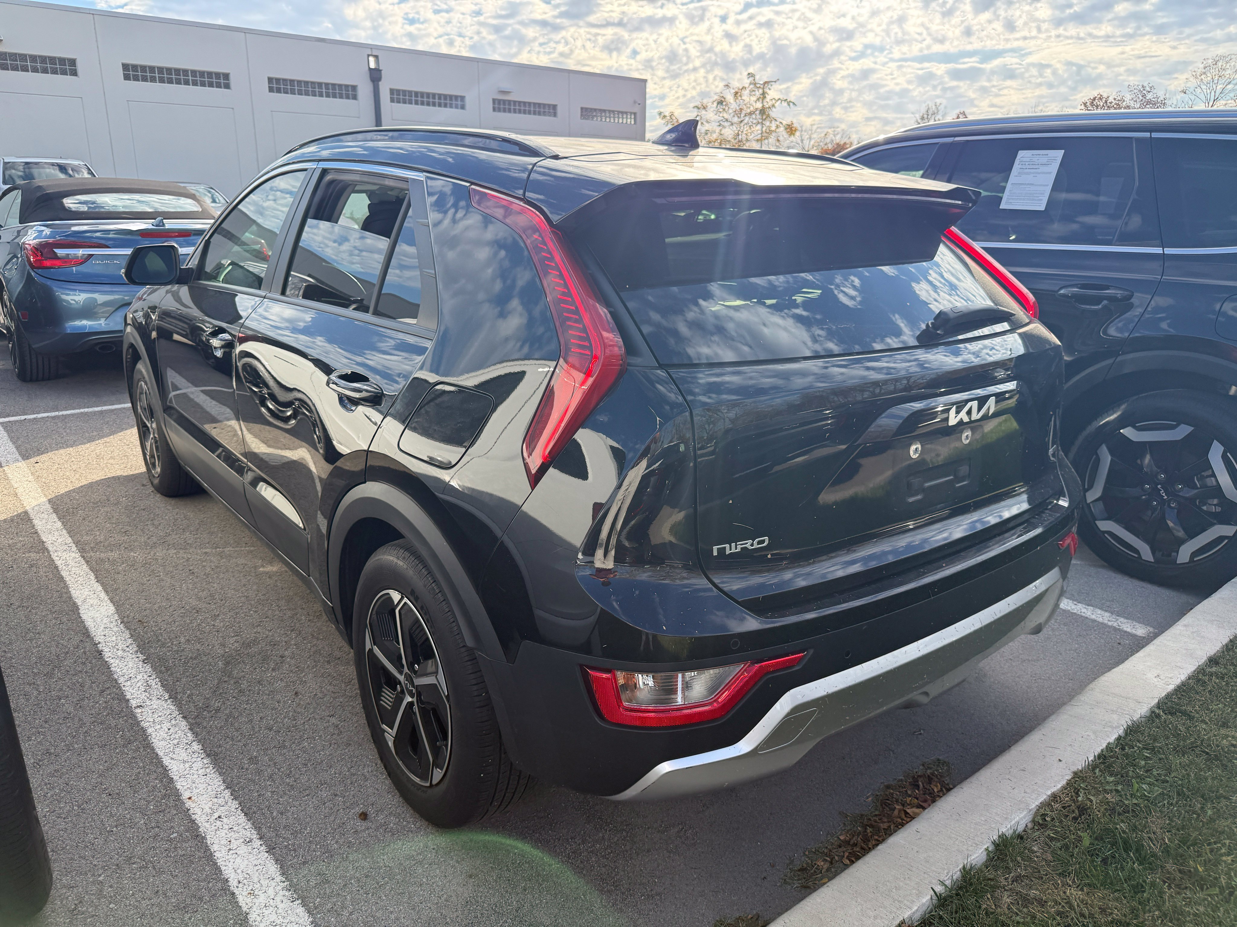 Used 2023 Kia Niro EX FWD image 4