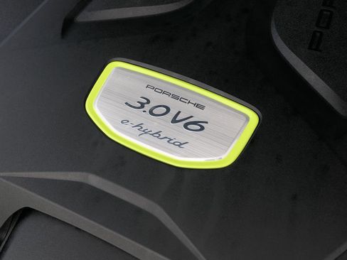 Used 2022 Porsche Cayenne Platinum Edition image 31