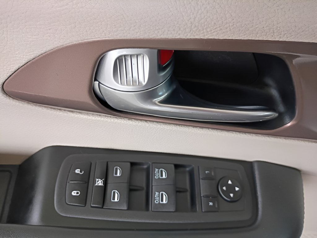 Used 2023 Chrysler Voyager LX FWD image 17