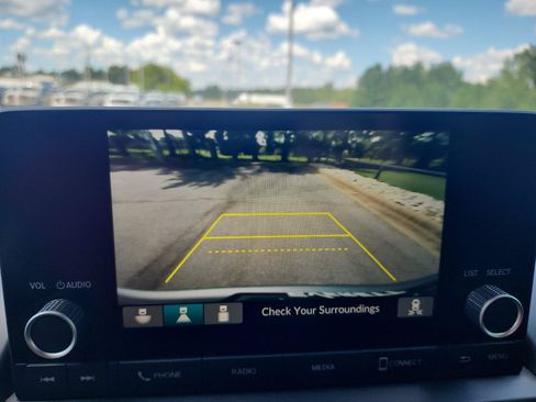 Used 2025 Honda Pilot Sport image 13