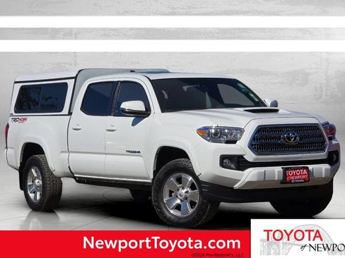 Used 2017 Toyota Tacoma TRD Sport AWD/4WD image 1