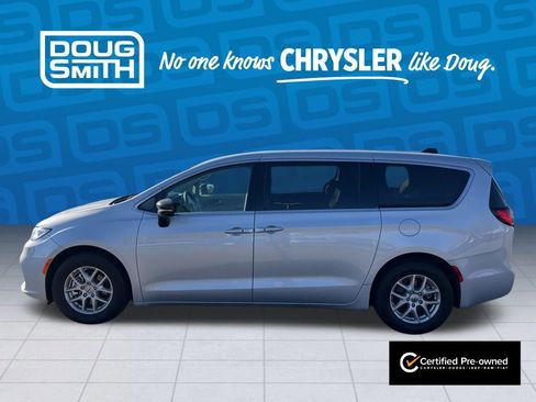 Used 2024 Chrysler Pacifica Touring-L image 2