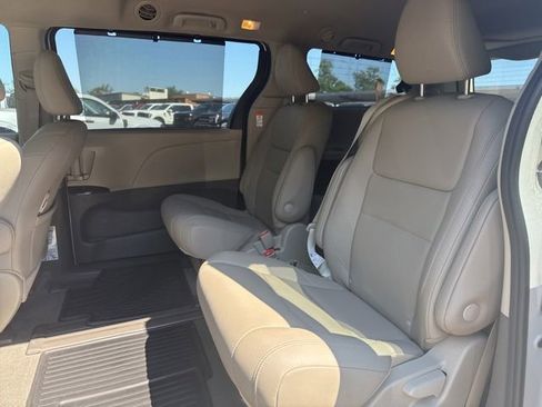 Used 2020 Toyota Sienna XLE Premium FWD image 11