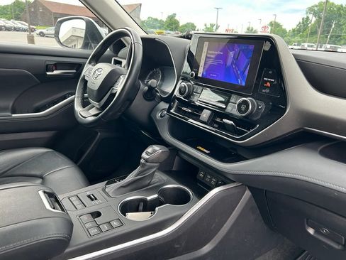 Used 2023 Toyota Highlander XLE AWD/4WD image 42