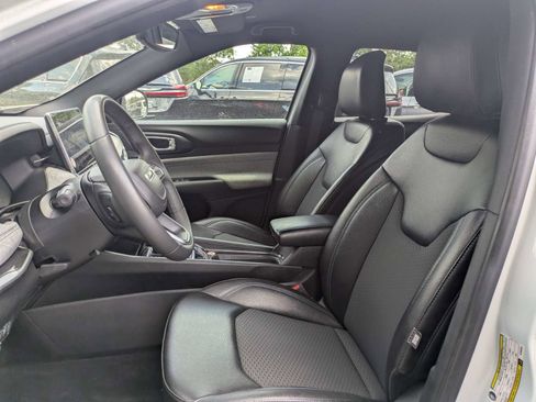 Used 2024 Jeep Compass Latitude AWD/4WD image 19