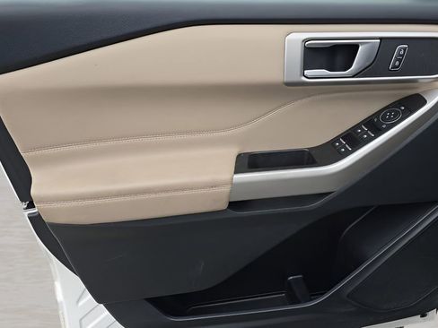 Used 2023 Ford Explorer XLT w/ Equipment Group 202A image 8