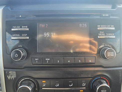 Used 2018 Nissan Titan SV image 19