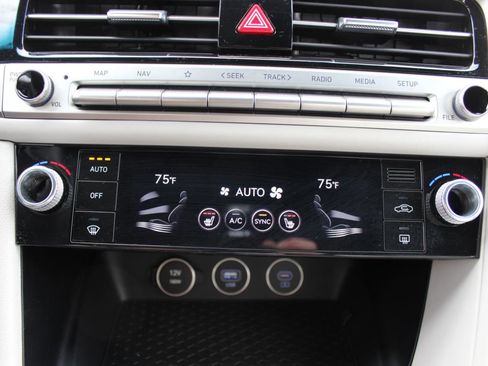 Used 2025 Genesis G70 2.5T RWD image 28