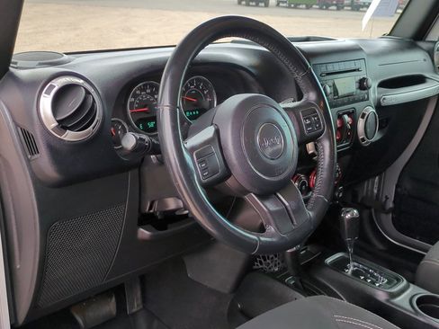 Used 2018 Jeep Wrangler Unlimited Sahara image 12