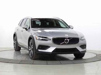 Used 2025 Volvo V60 B5 Cross Country Plus video 1