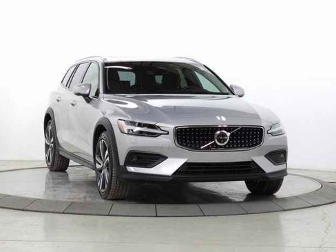 Used 2025 Volvo V60 B5 Cross Country Plus image 1