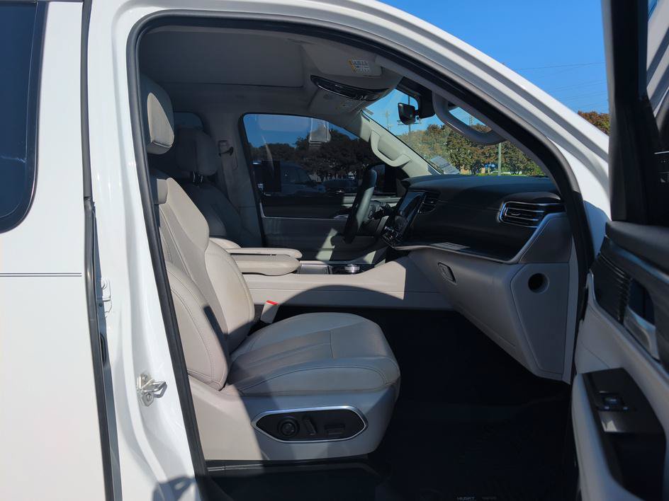Used 2024 Jeep Wagoneer Series II w/ Premium Group I AWD/4WD image 12