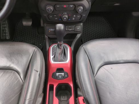 Used 2018 Jeep Renegade Trailhawk image 19