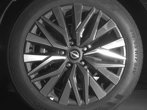 Used 2025 Nissan Altima 2.5 SV FWD image 12