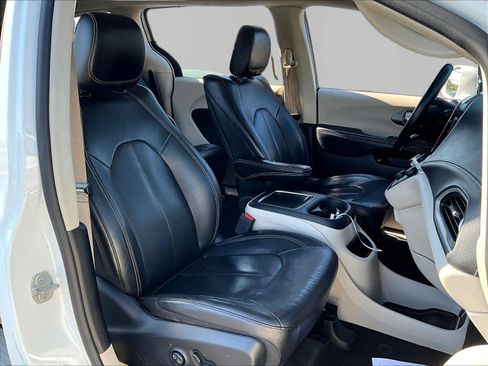 Used 2022 Chrysler Pacifica Touring-L w/ Uconnect Theater Family Group FWD image 25