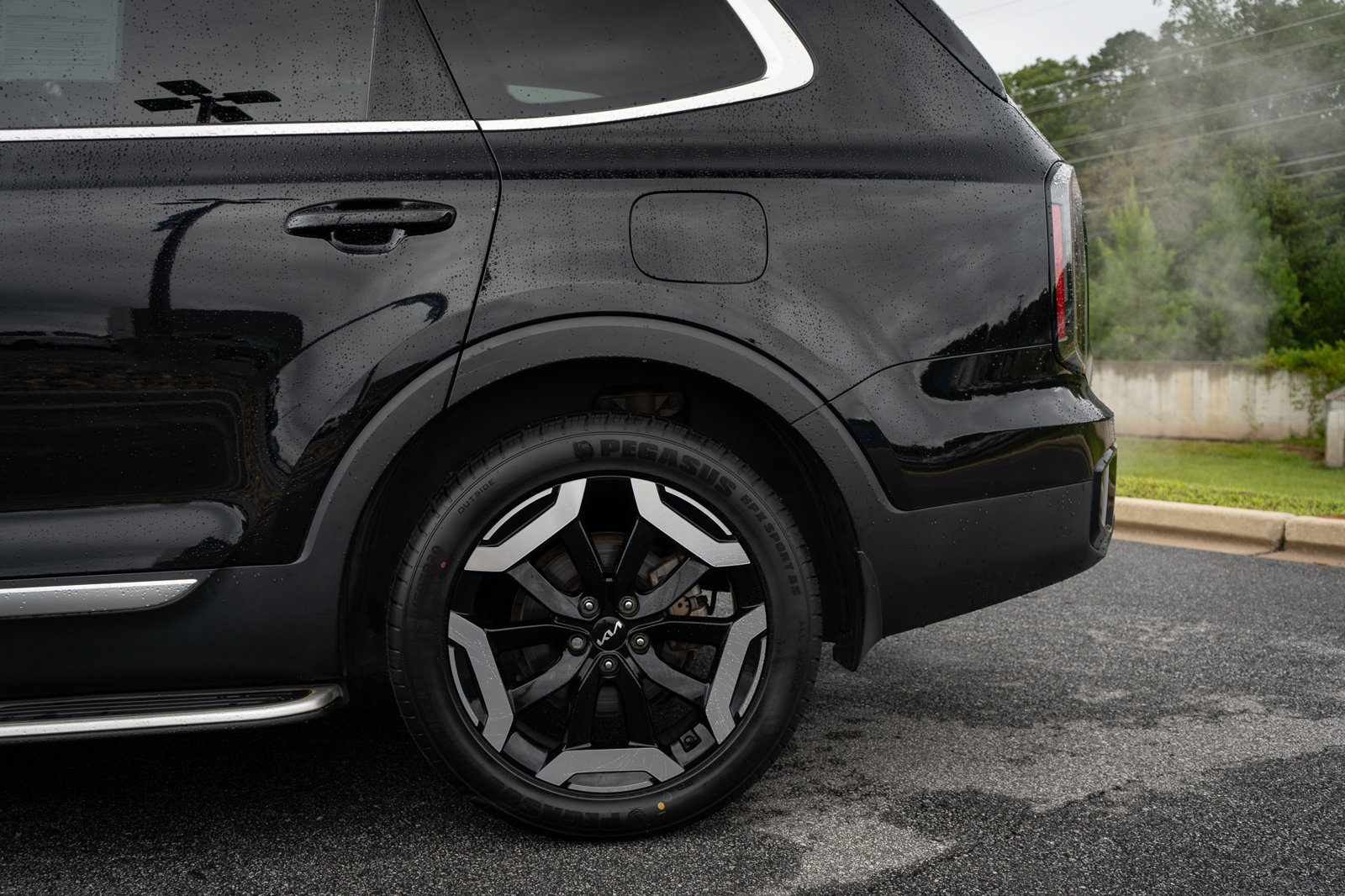 Used 2023 Kia Telluride EX w/ EX Captain's Chair Package FWD image 6
