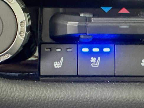 Used 2023 Toyota Tundra Limited AWD/4WD image 20