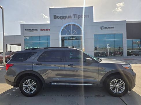 Used 2023 Ford Explorer XLT RWD image 2