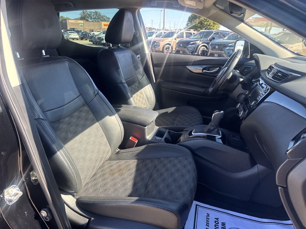 Used 2022 Nissan Rogue Sport SV w/ Technology Package FWD image 13
