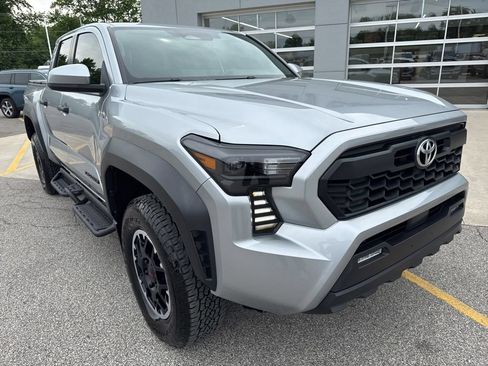 Used 2024 Toyota Tacoma SR5 AWD/4WD image 14