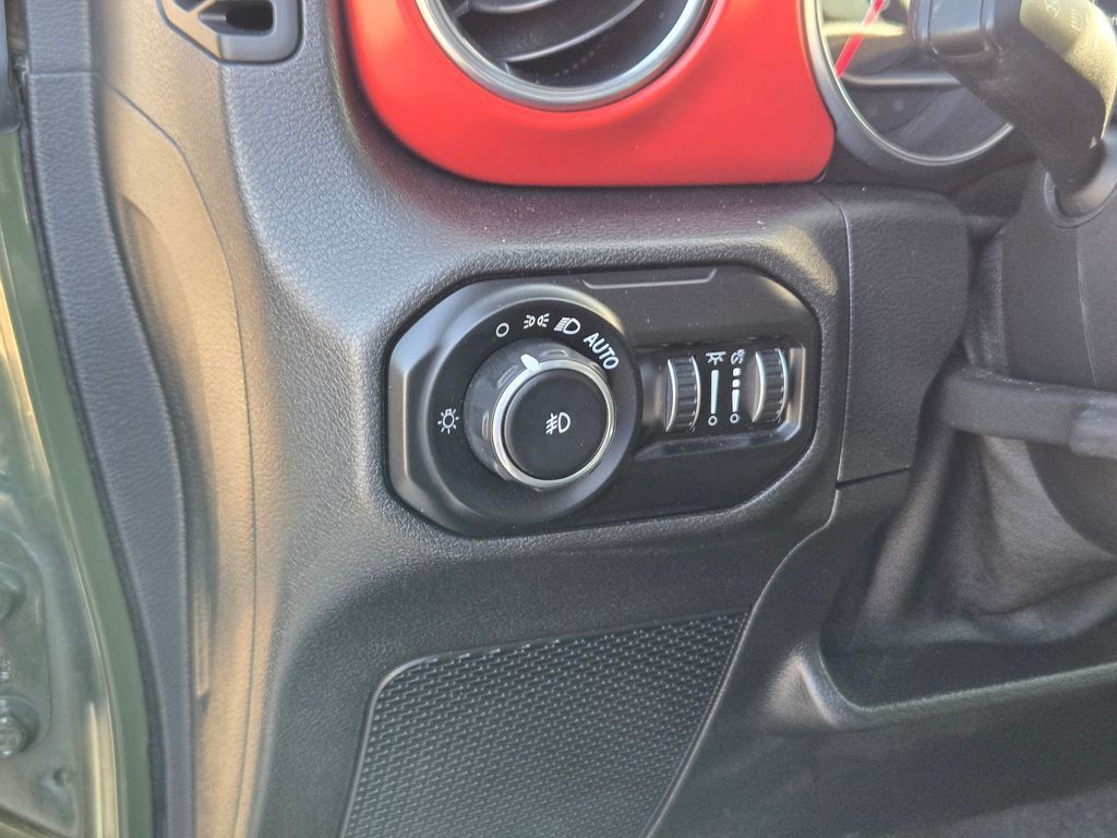 Used 2021 Jeep Wrangler Unlimited Rubicon AWD/4WD image 12